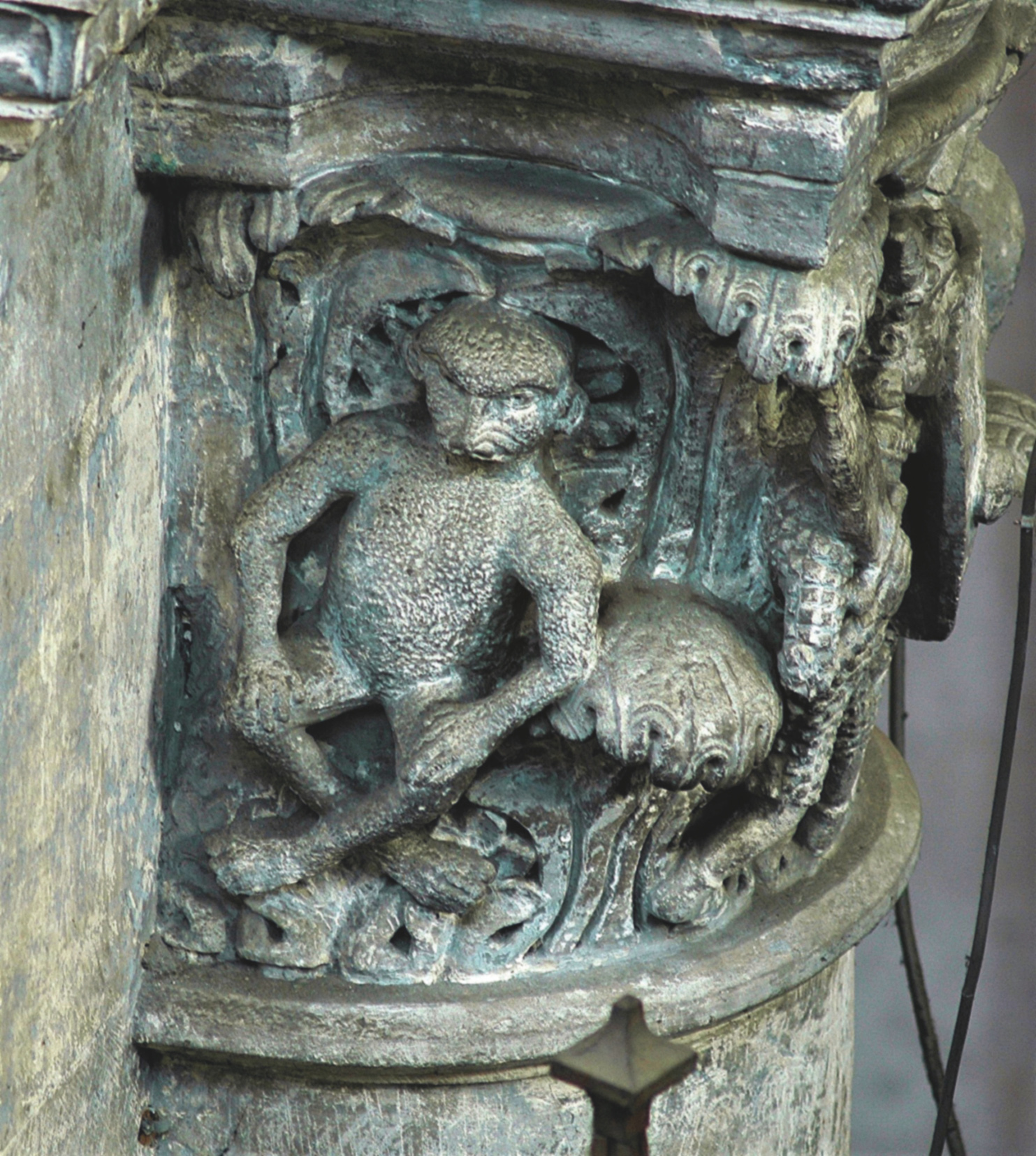 9 - Singe, chevalier cornu et homme a tete de coq PM2